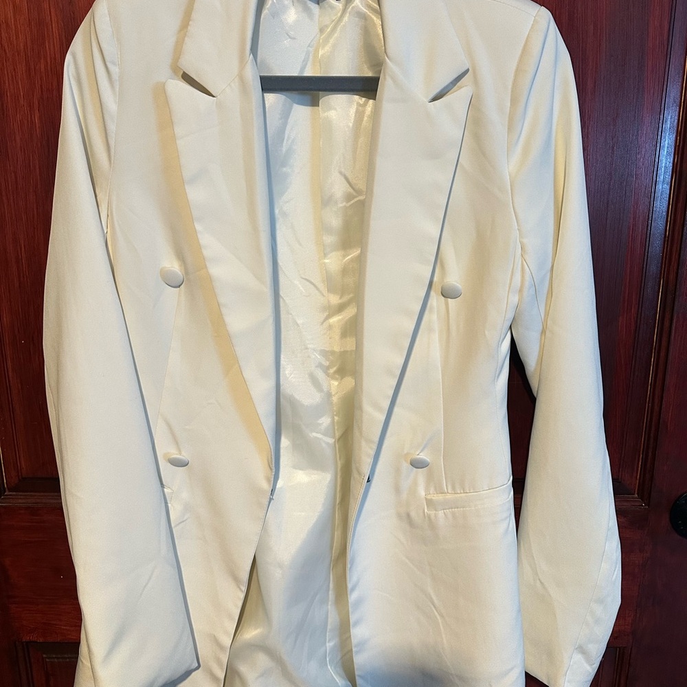 Pretty Little Things Elegant Cream Double-Breasted Women's Blazer